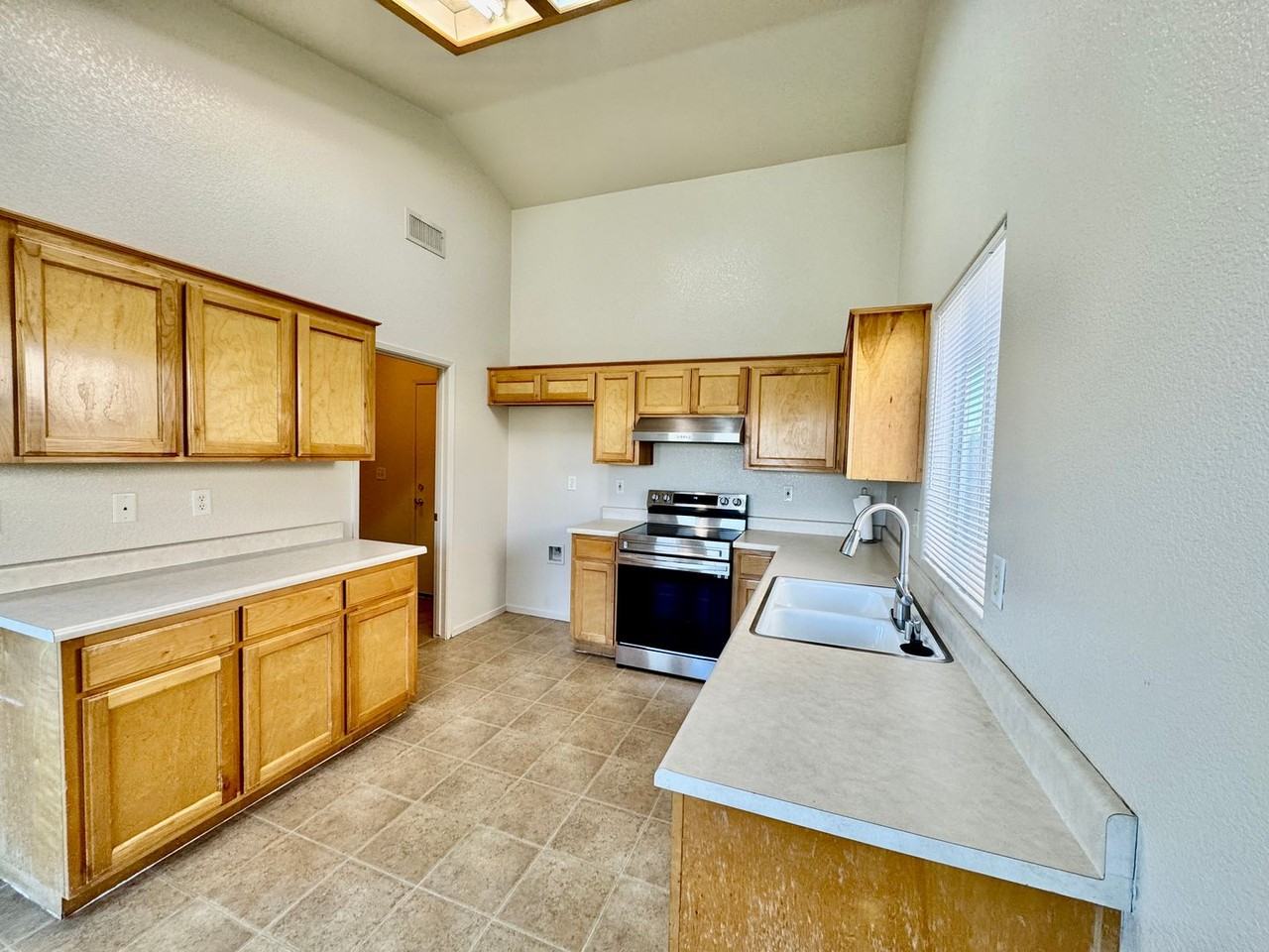 2083 Mctaggart Ave - Photo 4 of 13