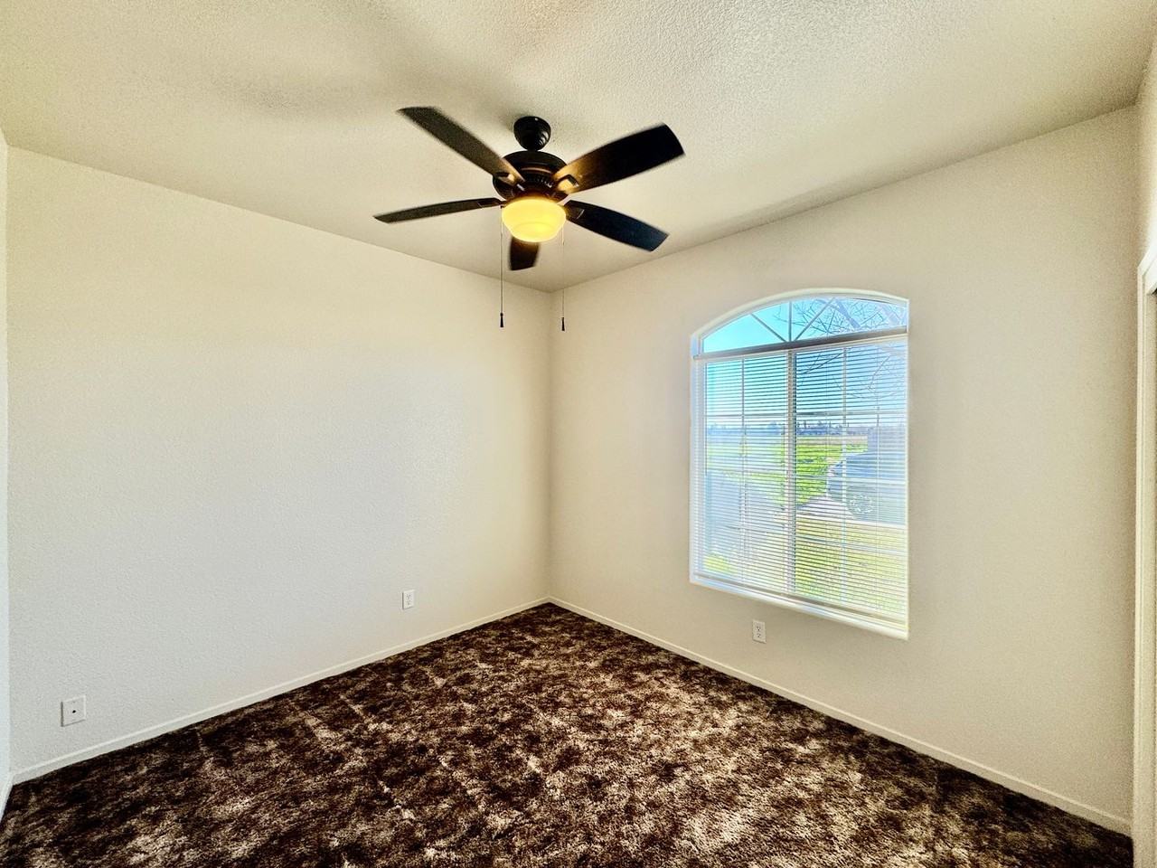 2083 Mctaggart Ave - Photo 5 of 13