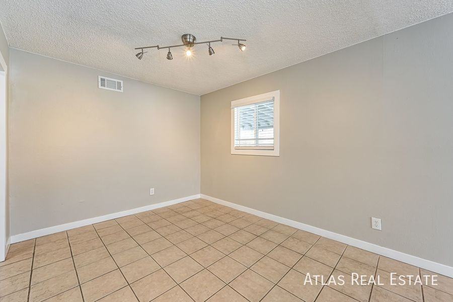 916 Victor St - Photo 4 of 20