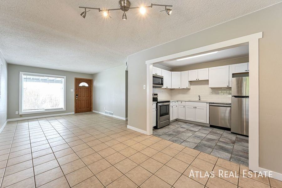 916 Victor St - Photo 5 of 20