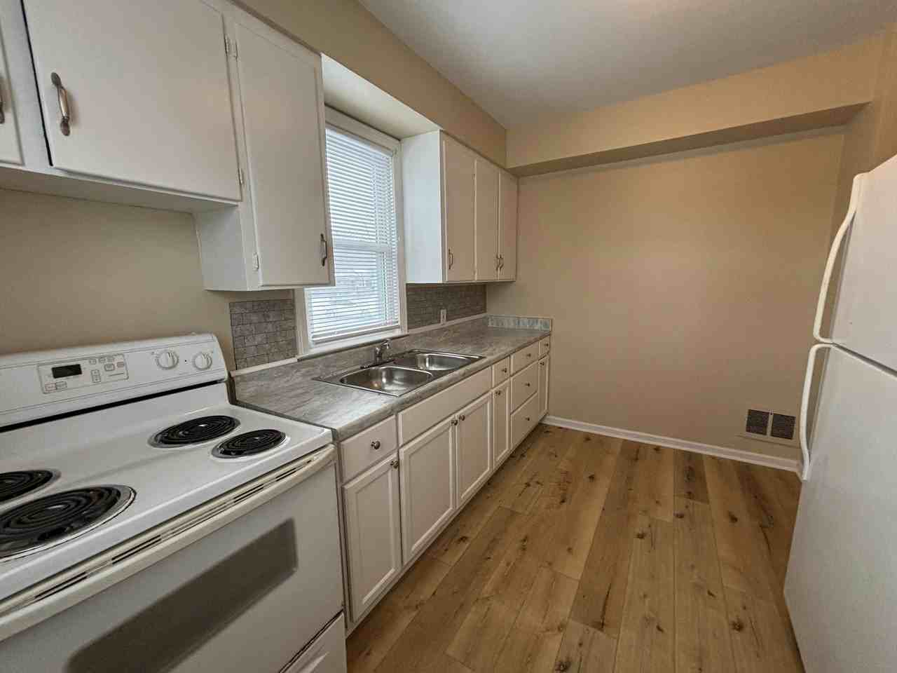 22517 Petersburg Avenue - Photo 3 of 10