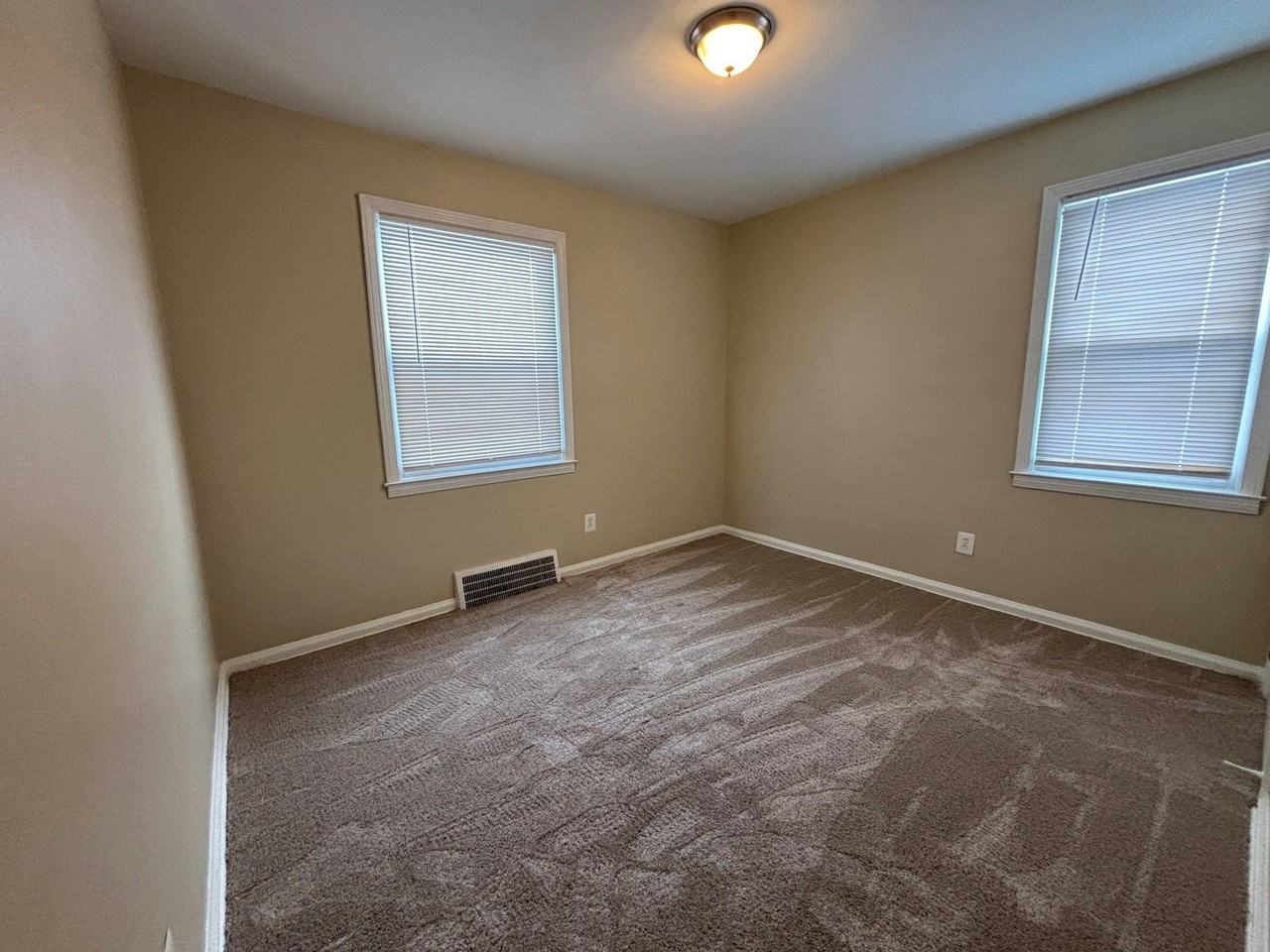 22517 Petersburg Avenue - Photo 6 of 10