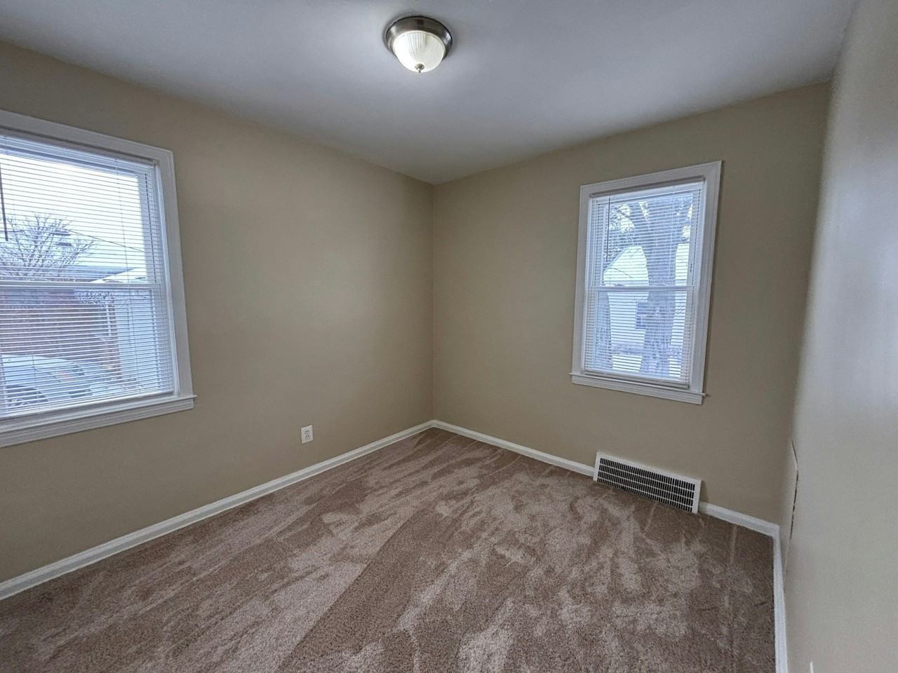 22517 Petersburg Avenue - Photo 7 of 10