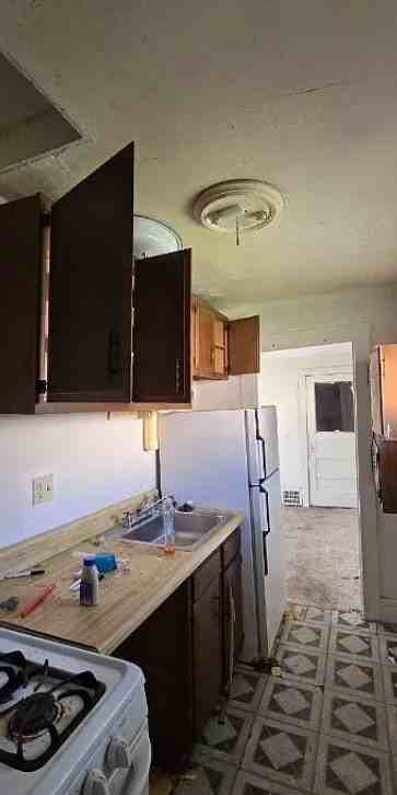 21511 Clare Ave - Photo 2 of 8