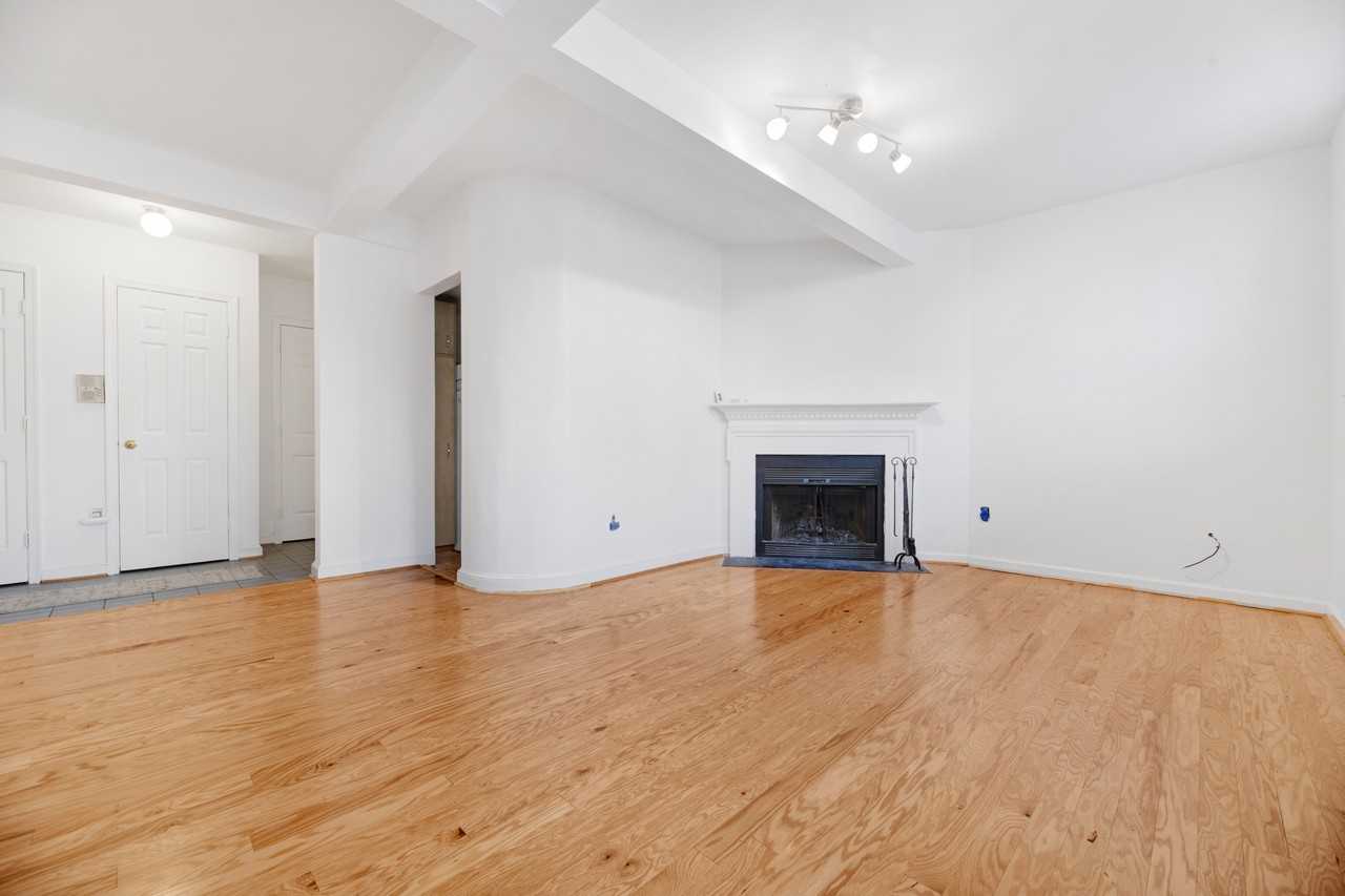 1810 California St Nw #101 - Photo 2 of 8