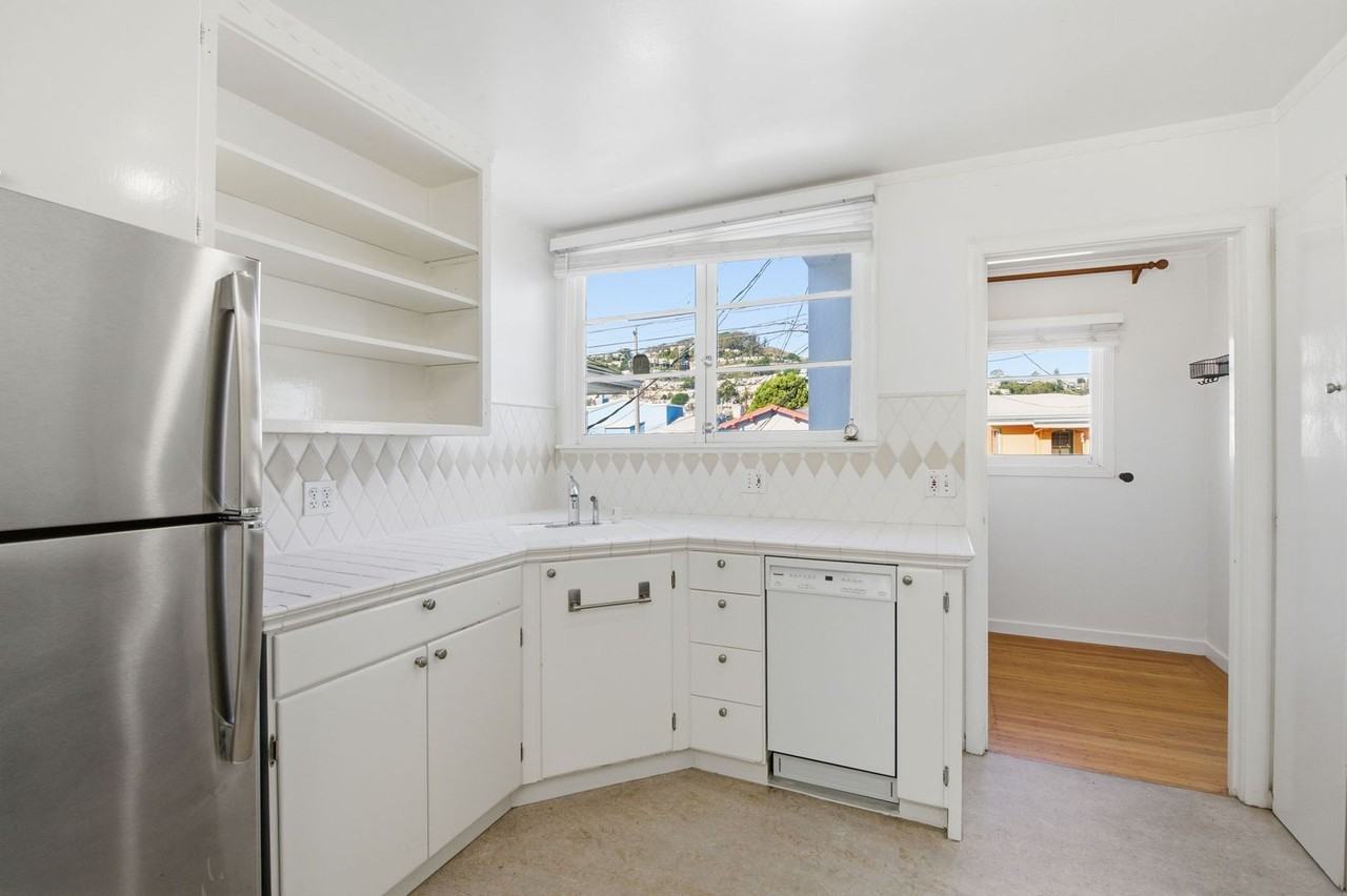 347 Staples Ave - Photo 6 of 36