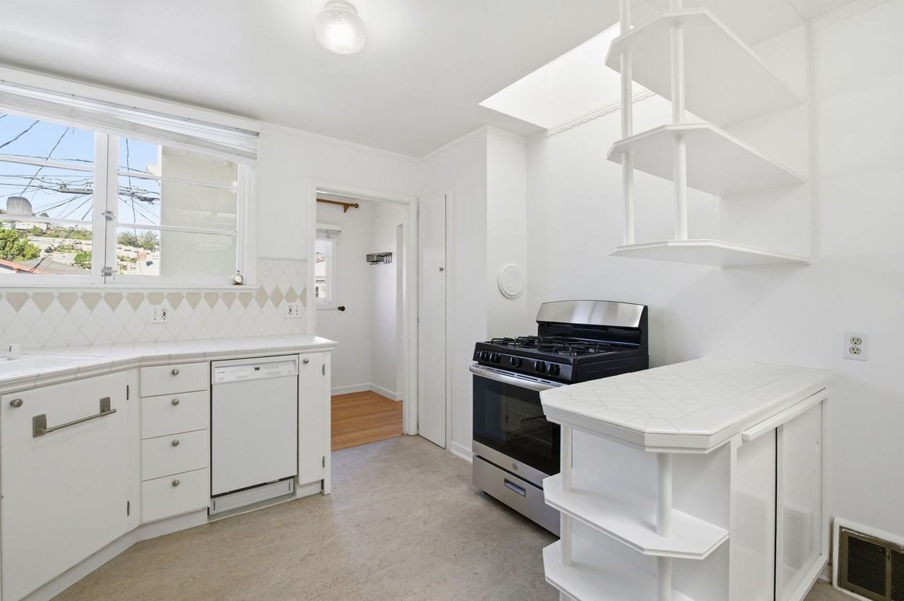 347 Staples Ave - Photo 7 of 36