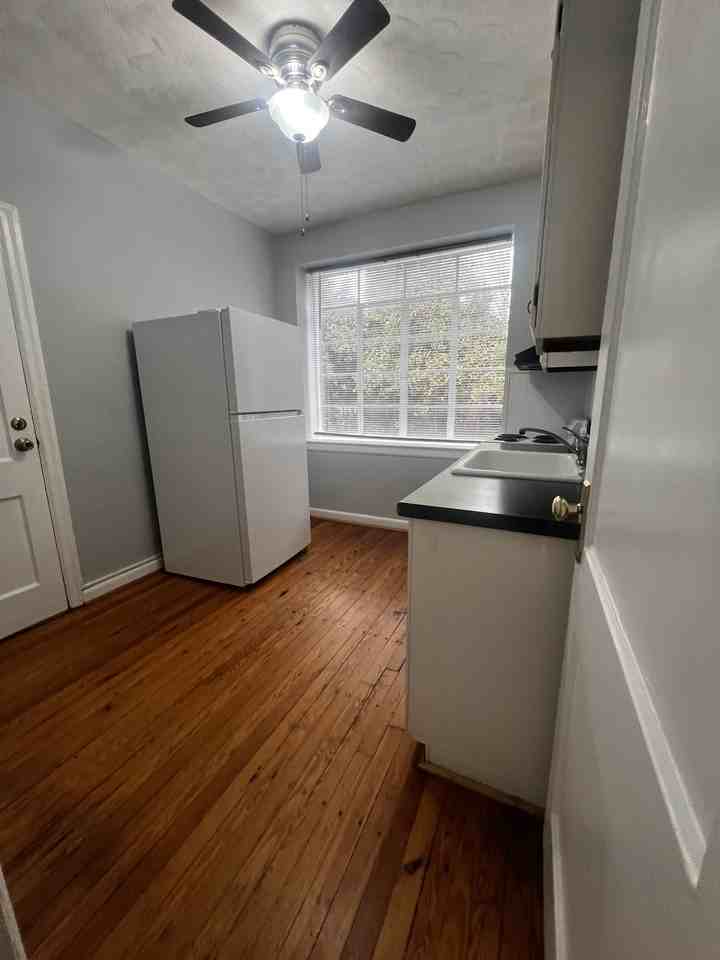 1217 N Main St #B - Photo 4 of 9