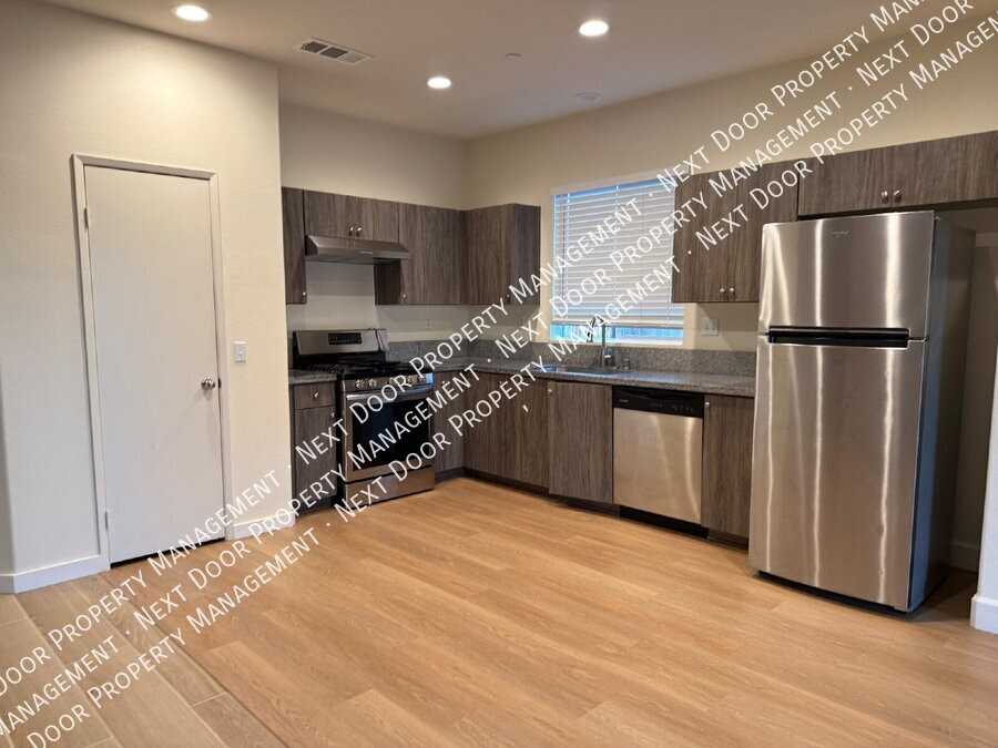 11980 Moss Creek Ct - Photo 3 of 21