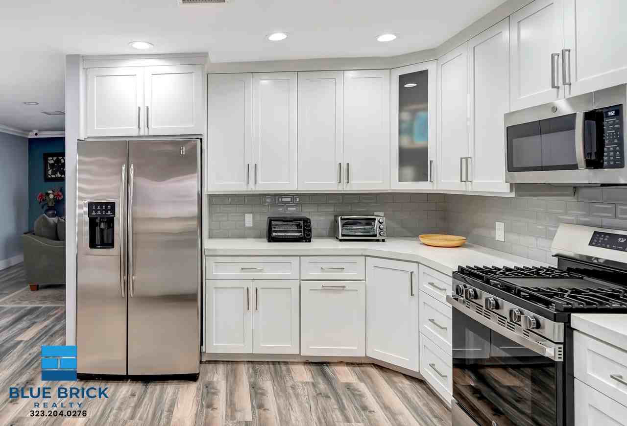 5839 Vanalden Ave - Photo 4 of 41