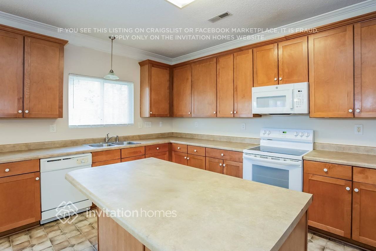 14017 Riding Hill Ave - Photo 7 of 18