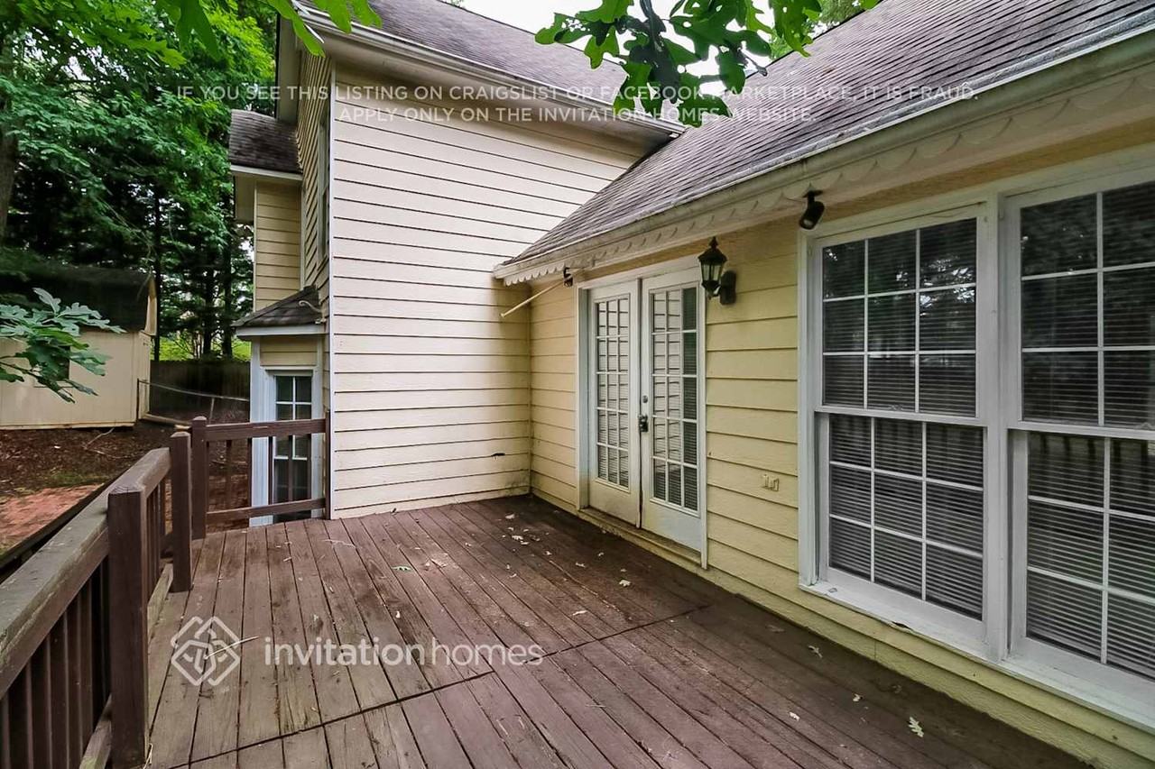 223 Manchester Dr - Photo 3 of 6