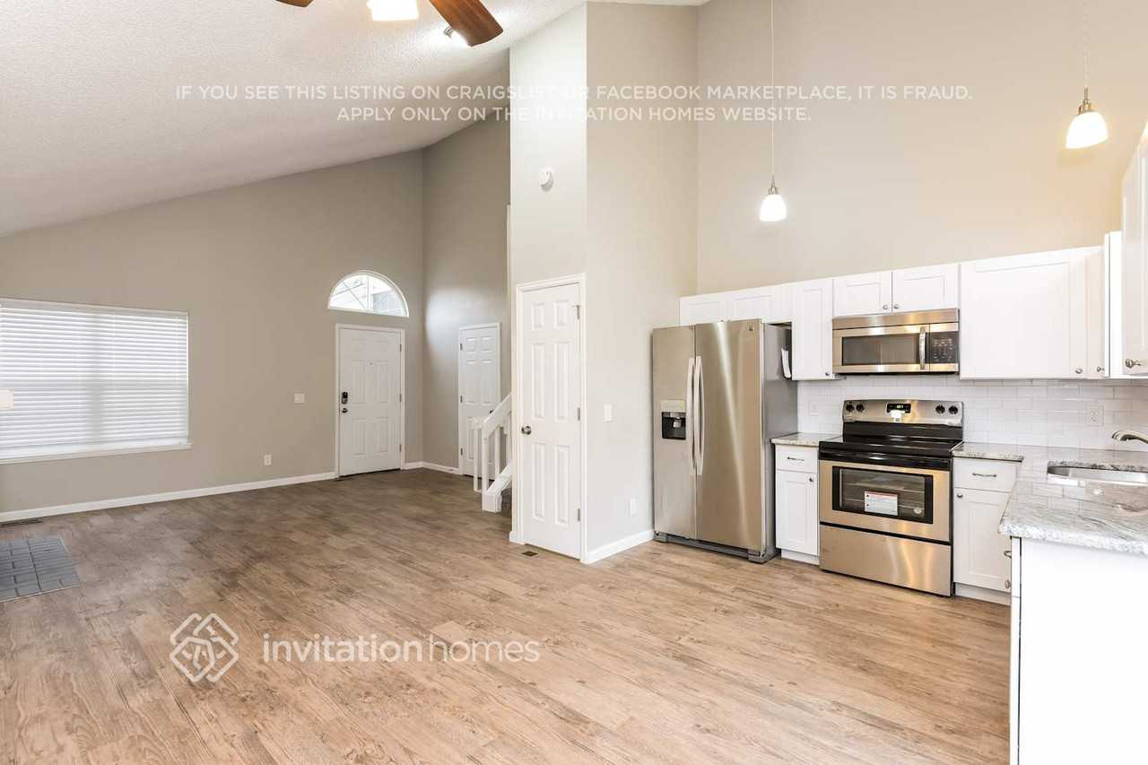 4262 E 133rd Pl - Photo 7 of 20