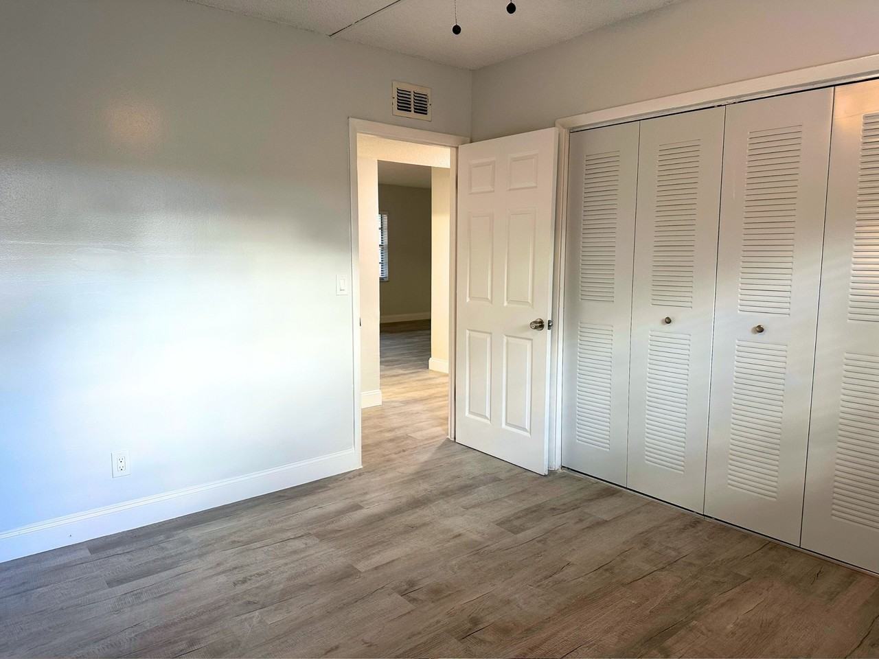 3615 Southwest 52nd Avenue - Photo 4 of 12