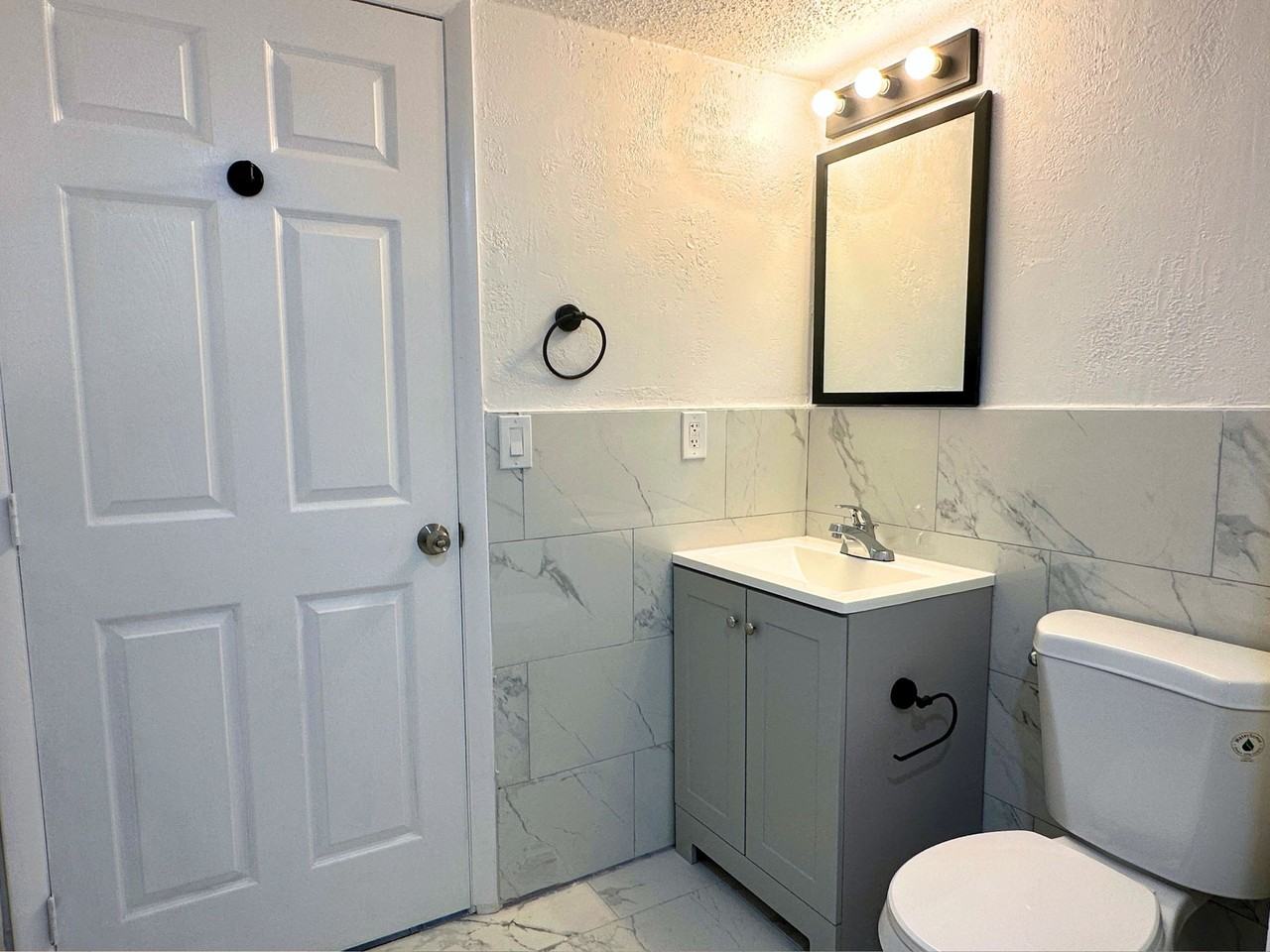 3615 Southwest 52nd Avenue - Photo 6 of 12