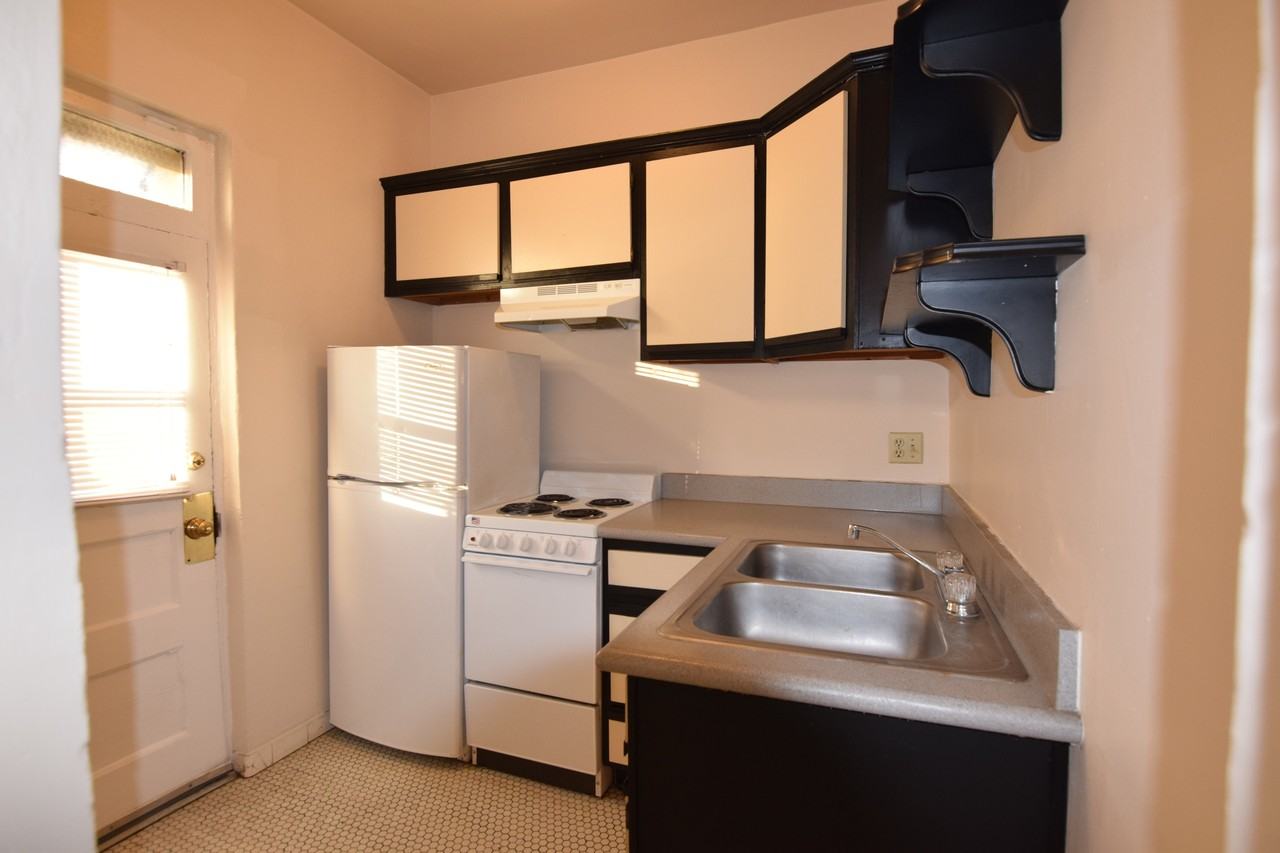 Greystone Court Apartments - Photo 6 of 26