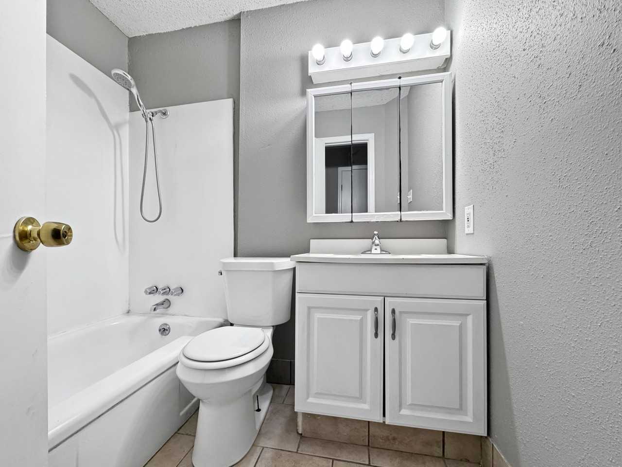 321 Robinson Avenue - Photo 2 of 7