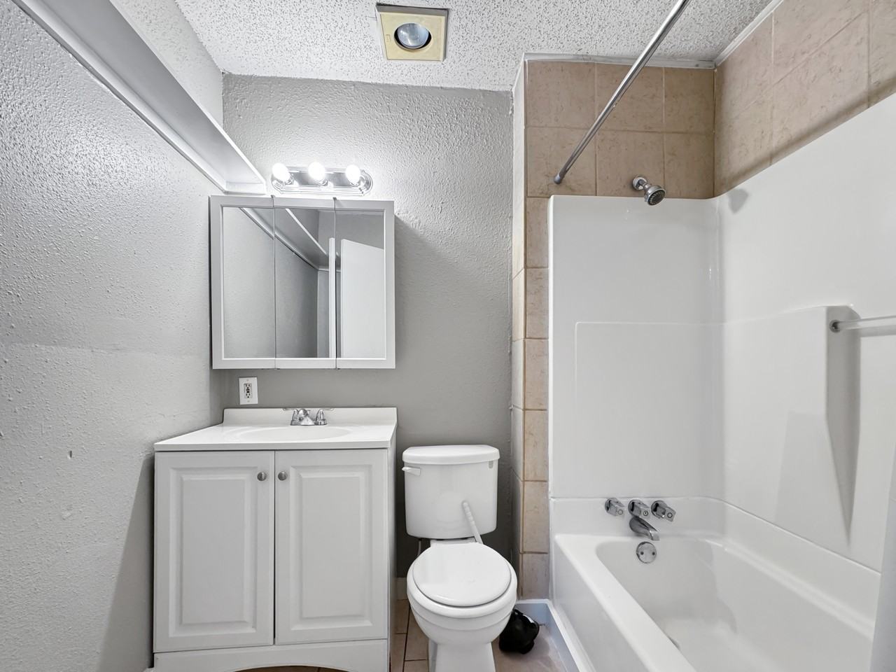 321 Robinson Avenue - Photo 3 of 7