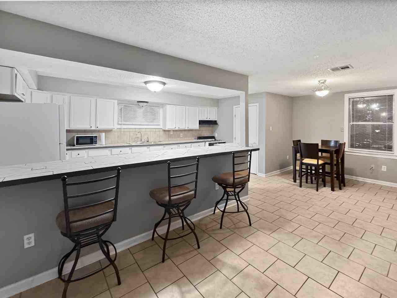 321 Robinson Avenue - Photo 4 of 7