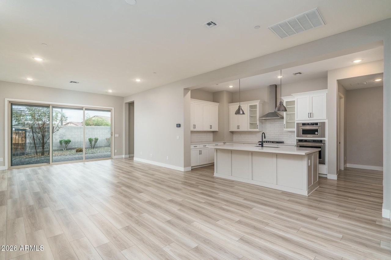 14058 W Hubbell St - Photo 3 of 31