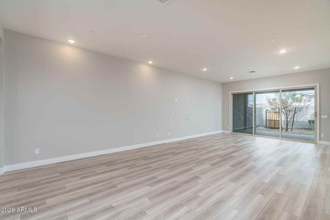 14058 W Hubbell St - Photo 4 of 31