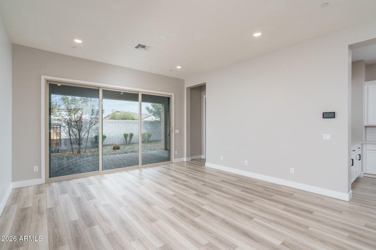 14058 W Hubbell St - Photo 5 of 31