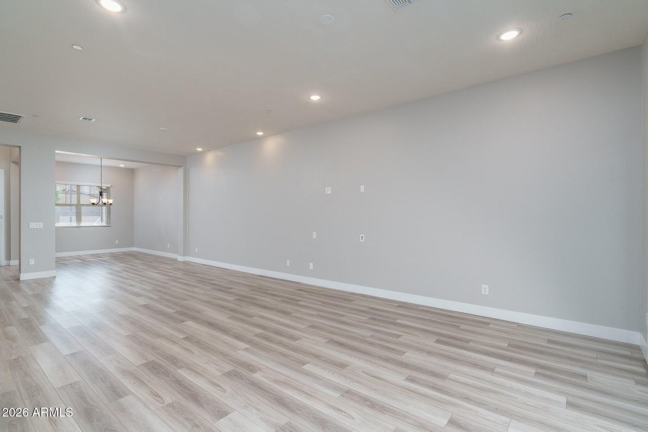 14058 W Hubbell St - Photo 6 of 31