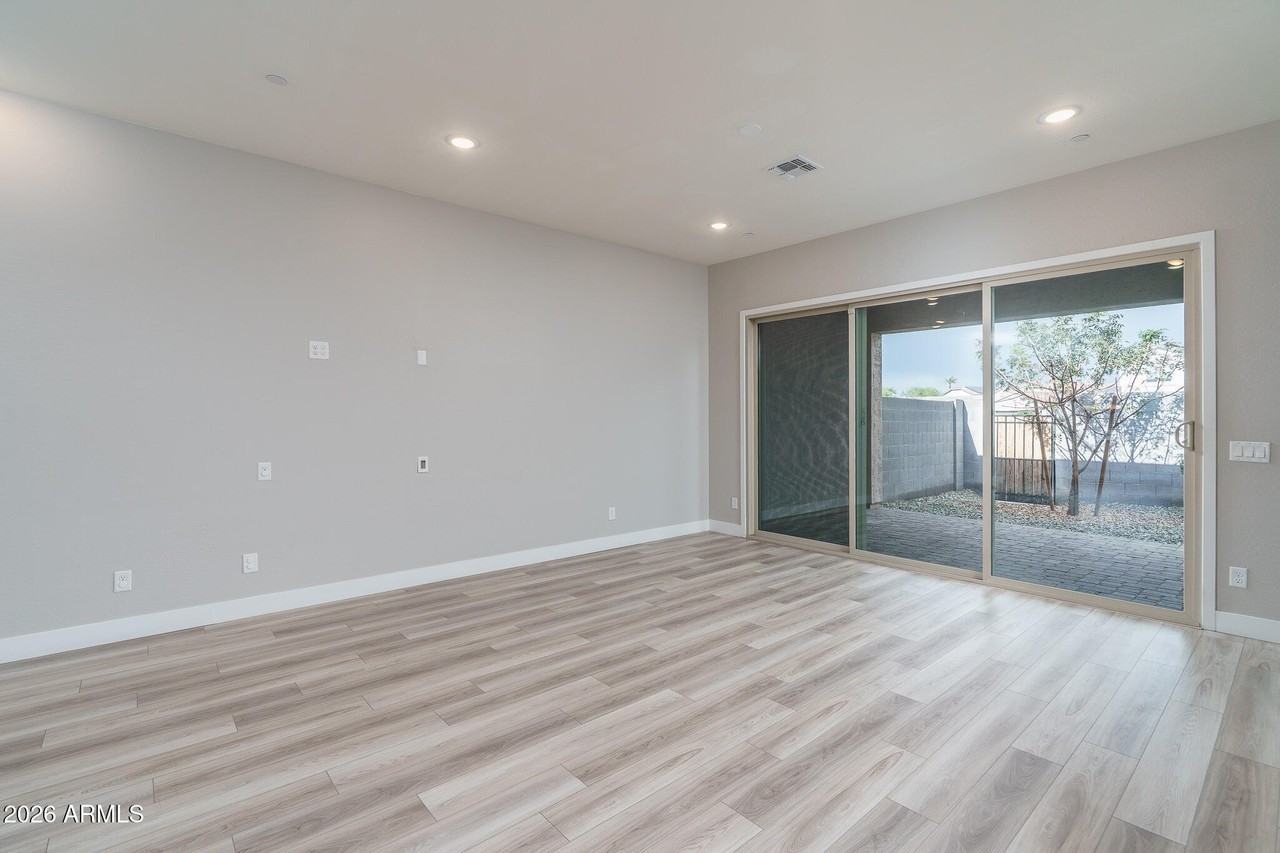 14058 W Hubbell St - Photo 7 of 31