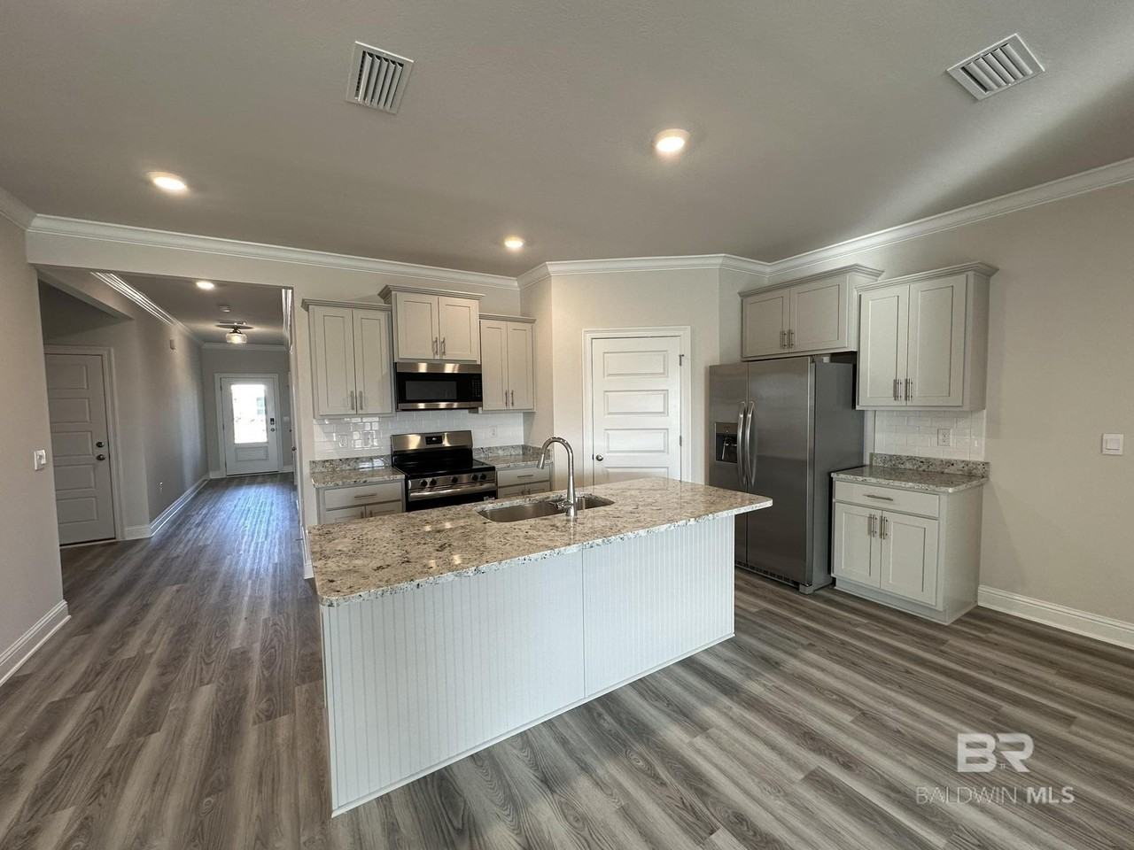 146 Millet Ave - Photo 4 of 22