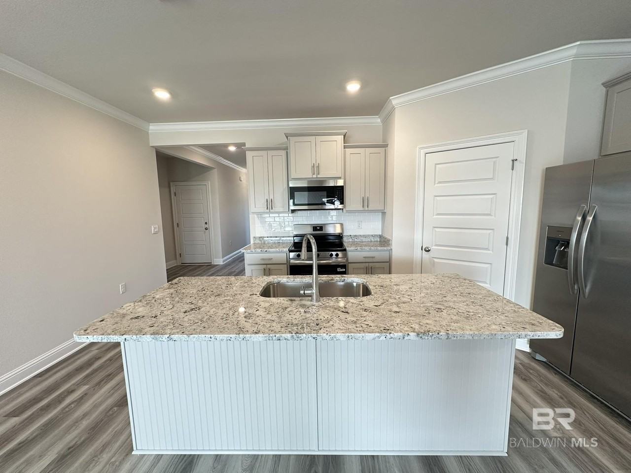 146 Millet Ave - Photo 5 of 22