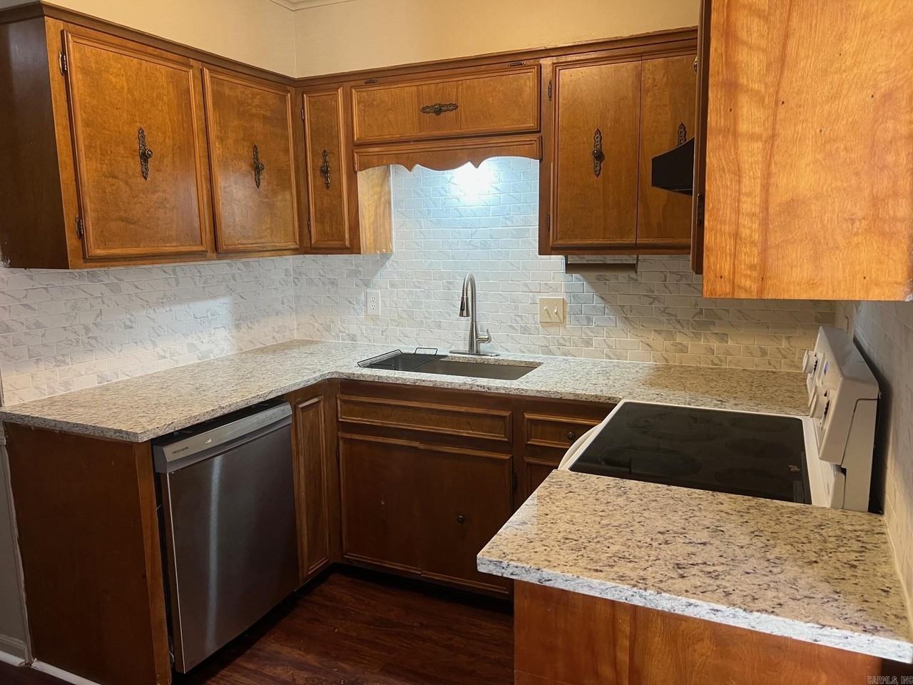 213 Oak Ln - Photo 7 of 30