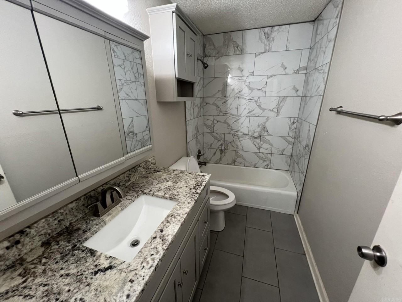 2700 S Spring St - Photo 2 of 4