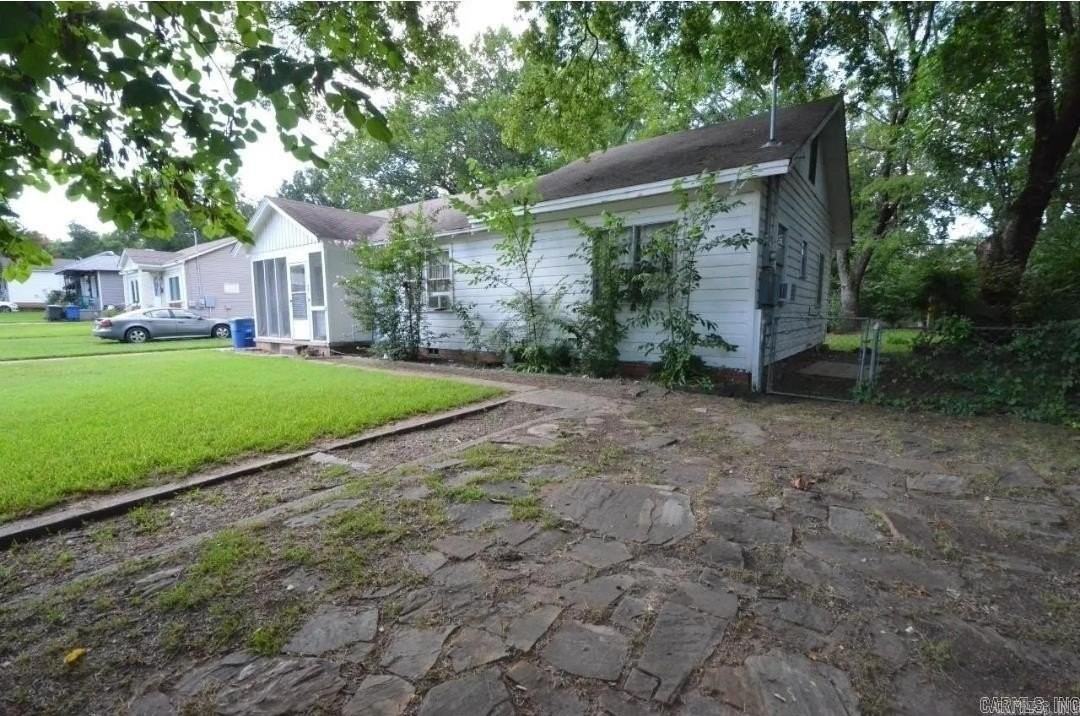 407 W 51st St - Photo 2 of 11