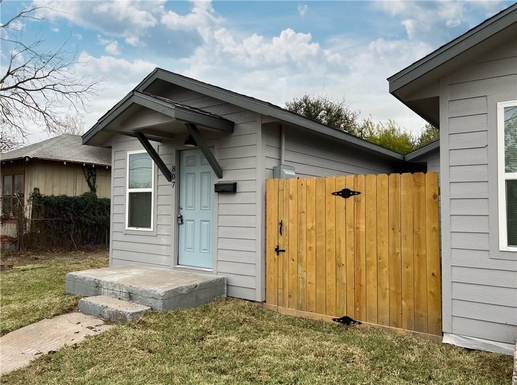 803 18th St - Photo 2 of 12