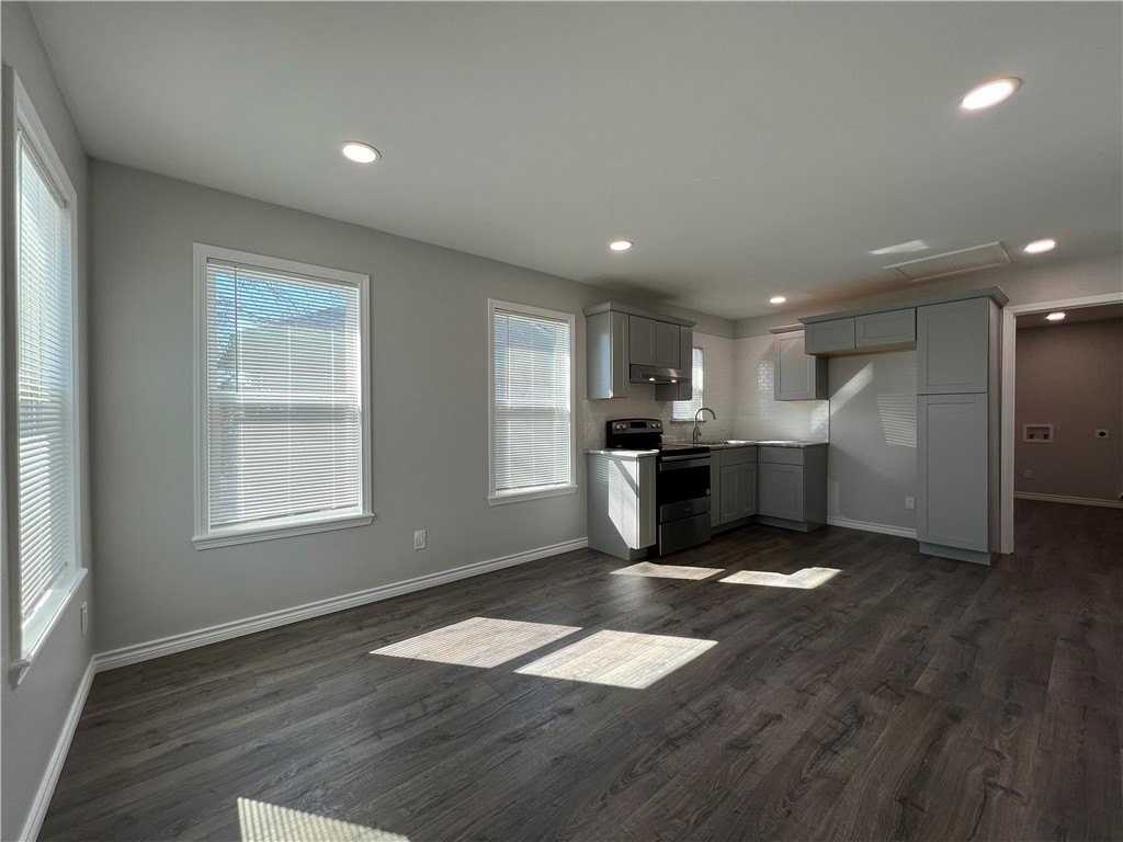 803 18th St - Photo 3 of 12