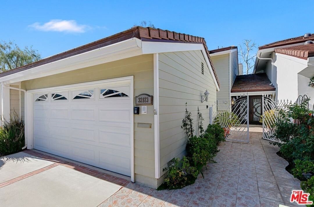 32173 Sailview Ln - Photo 2 of 38