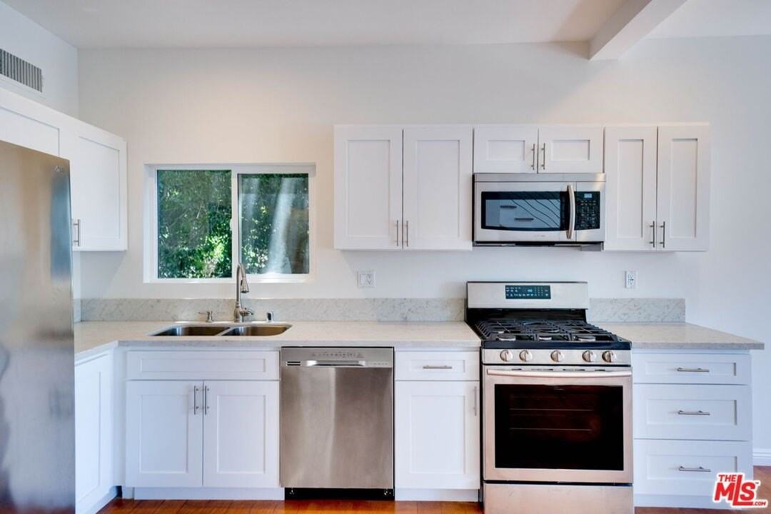 1411 Cloverfield Blvd Unit B #B - Photo 4 of 18