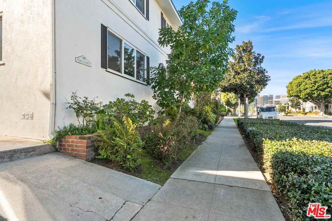 9588 W Olympic Blvd Apt 6 #6 - Photo 7 of 25