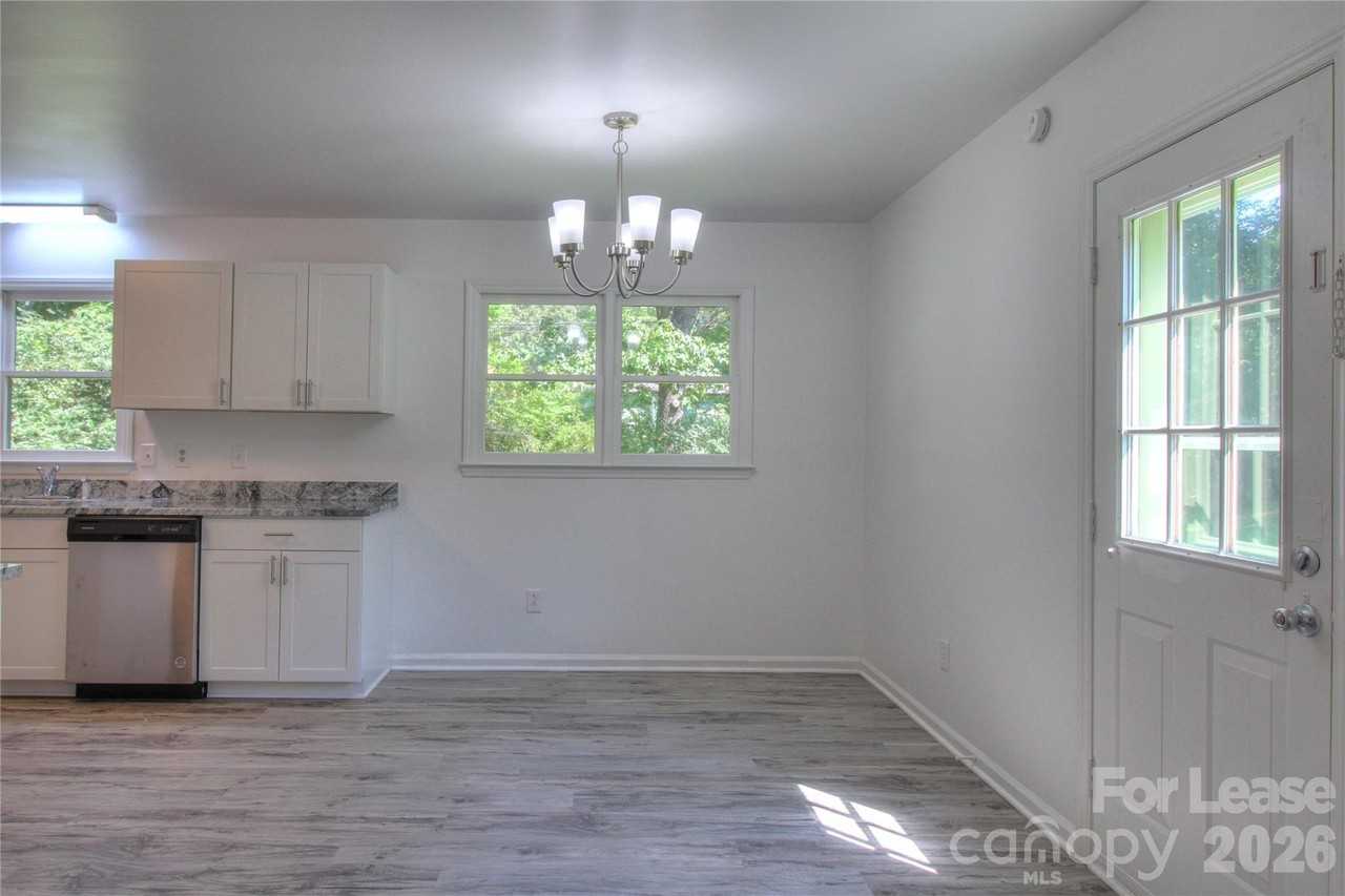 1015 Sharon Dr - Photo 4 of 21