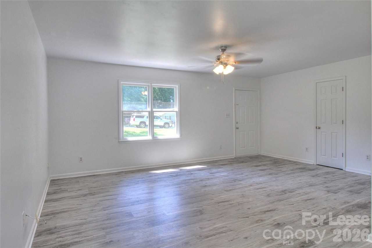 1015 Sharon Dr - Photo 5 of 21