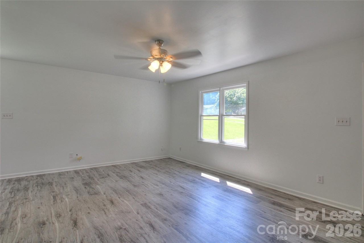 1015 Sharon Dr - Photo 6 of 21