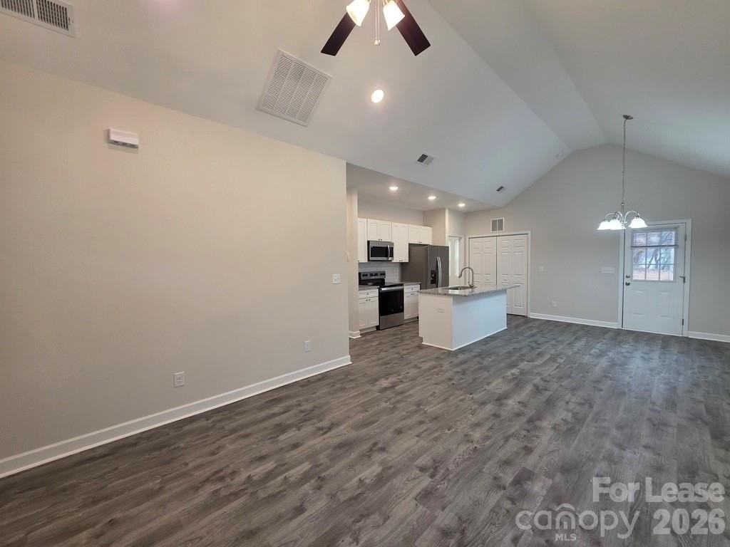 215 E Division Ave - Photo 2 of 18