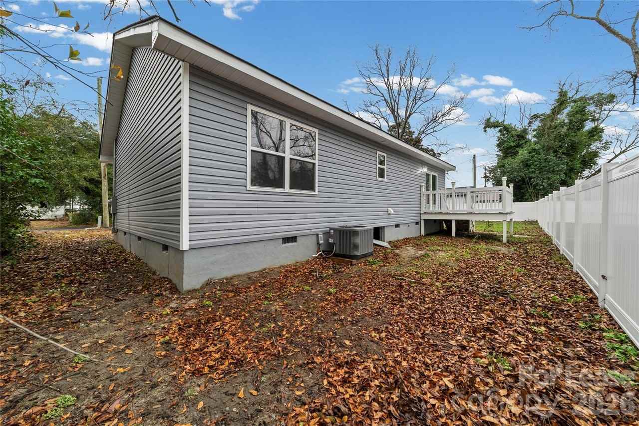 109 Haddock Rd - Photo 5 of 48