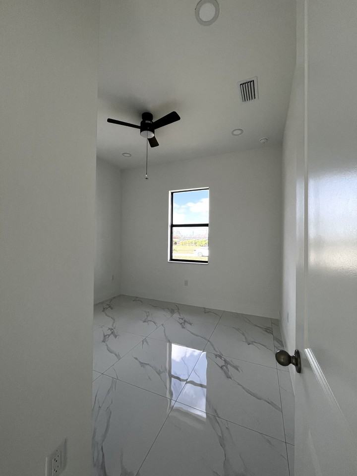 1253 Columbus Boulevard Fort Myers FL 33913 - Photo 5 of 41