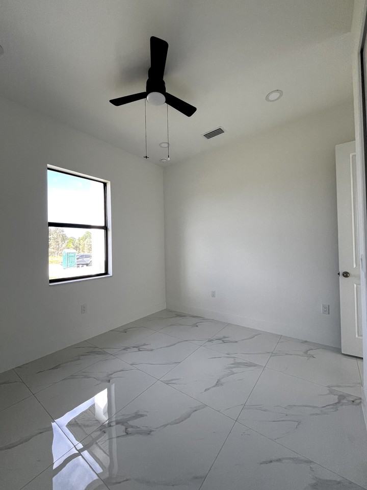 1253 Columbus Boulevard Fort Myers FL 33913 - Photo 7 of 41