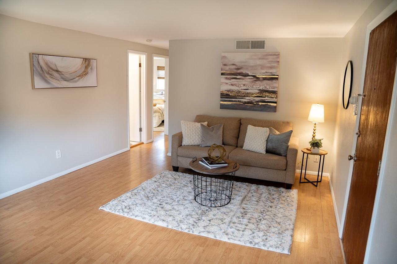 Oak Street Apartments - Photo 2 of 14