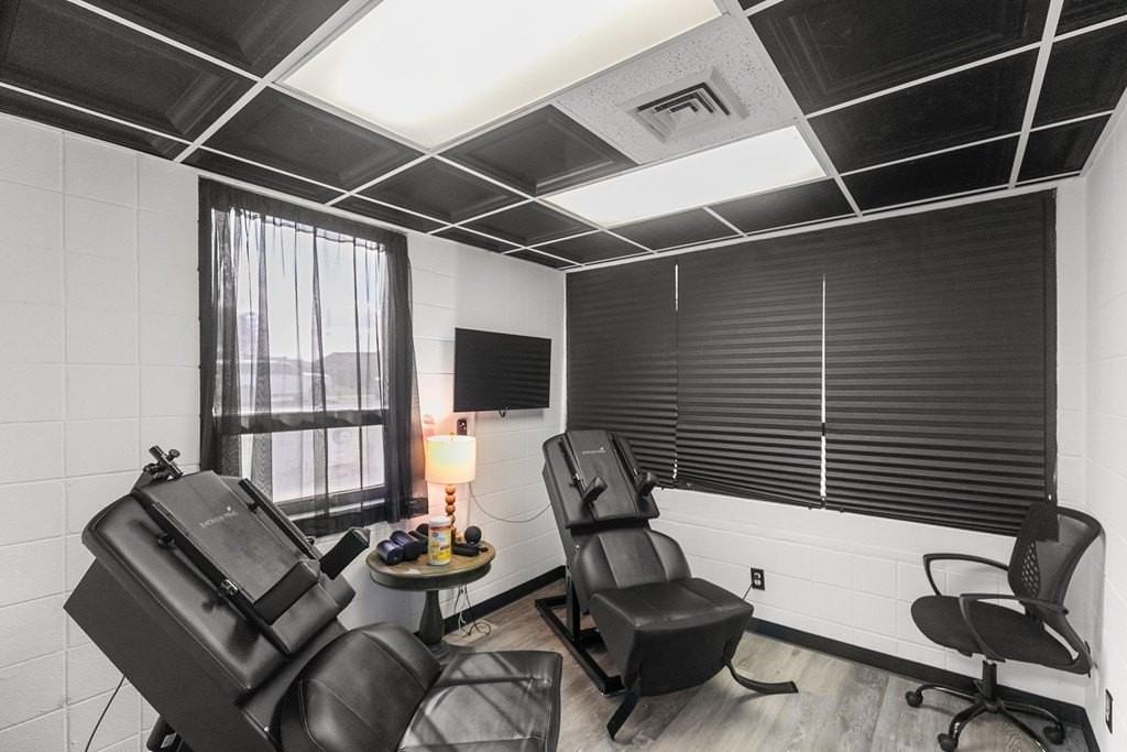 926 Ross Clark Cir - Photo 6 of 28