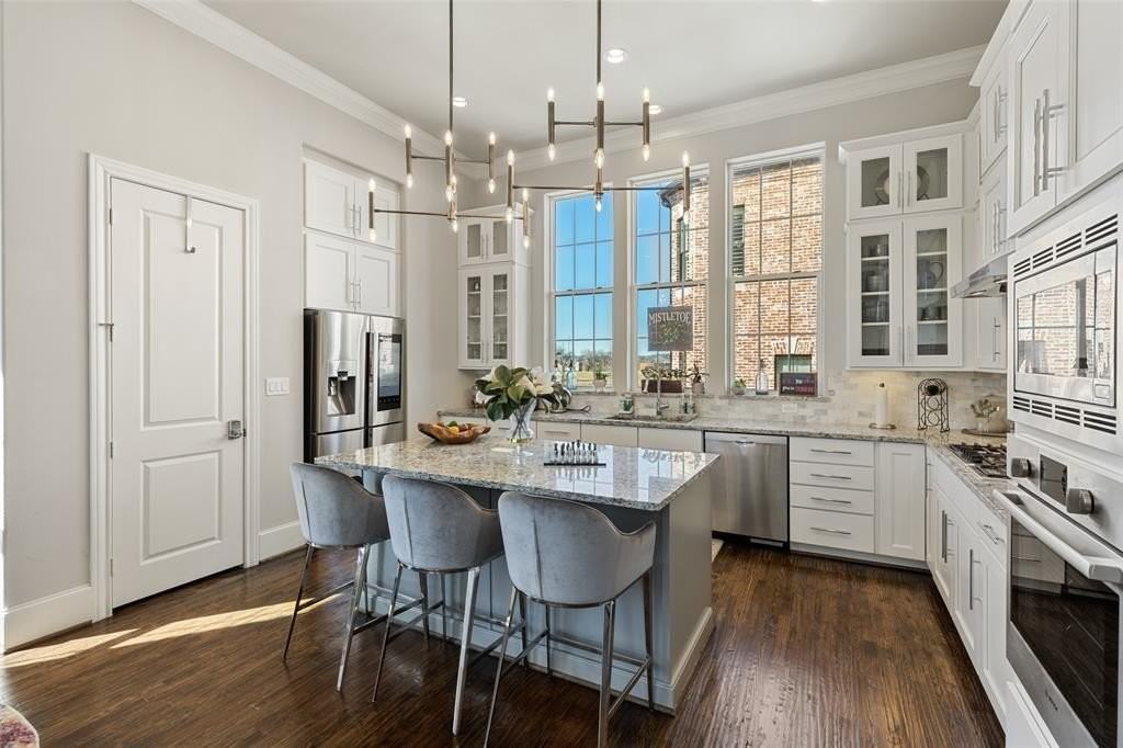 916 W Peach St - Photo 2 of 6