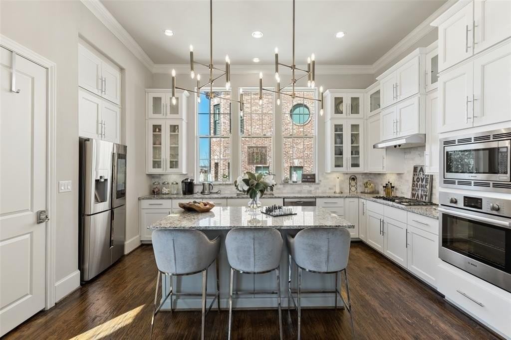 916 W Peach St - Photo 3 of 6