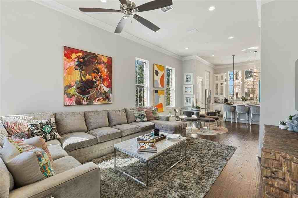 916 W Peach St - Photo 5 of 6